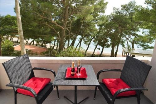 Beachfront Deluxe B&B Hotel in Makarska
