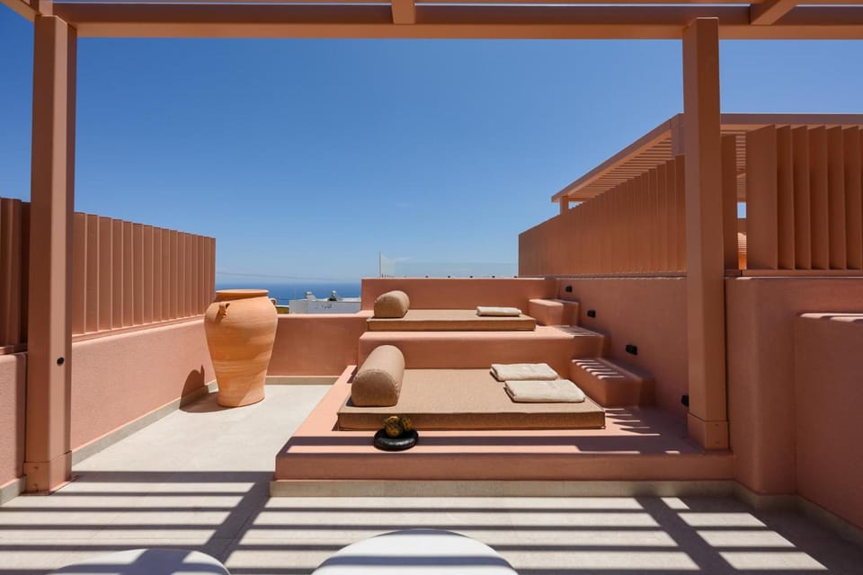Thianne Luxury Suites Hotel in Thera