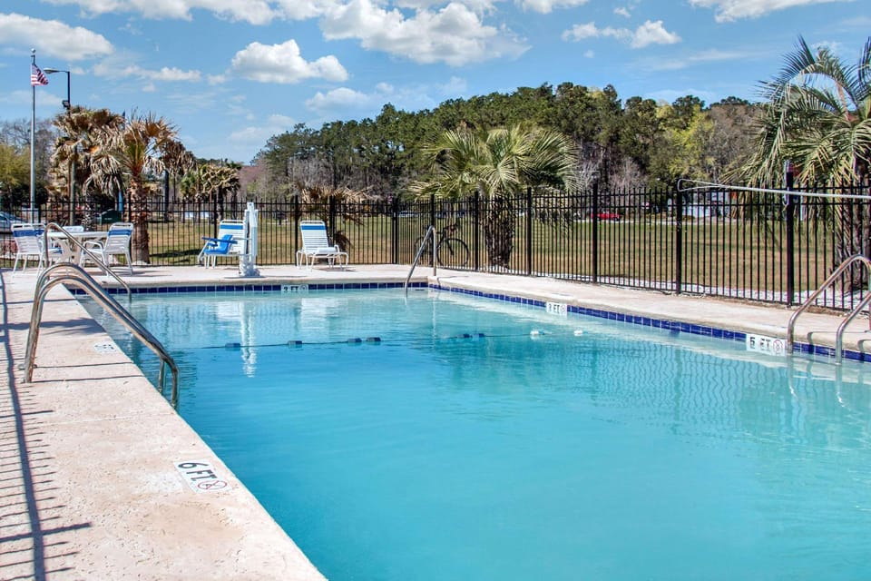 Swimming pool [outdoor]