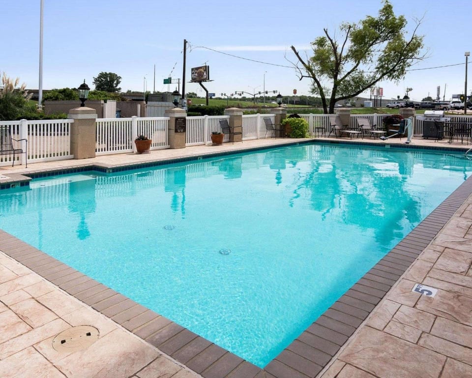 Swimming pool [outdoor]