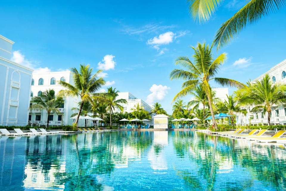 Swimming pool [outdoor]