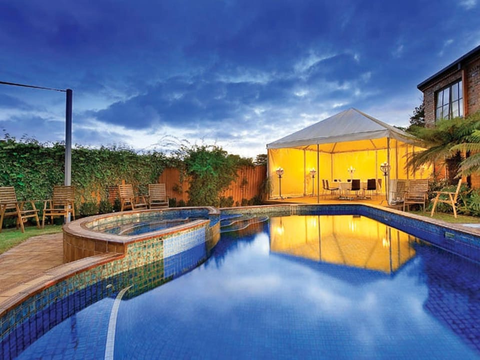 Swimming pool [outdoor]