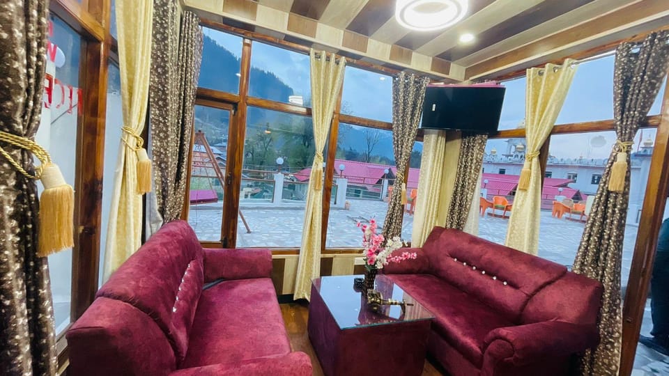 Hotel Hilltop  Hotel in Manali
