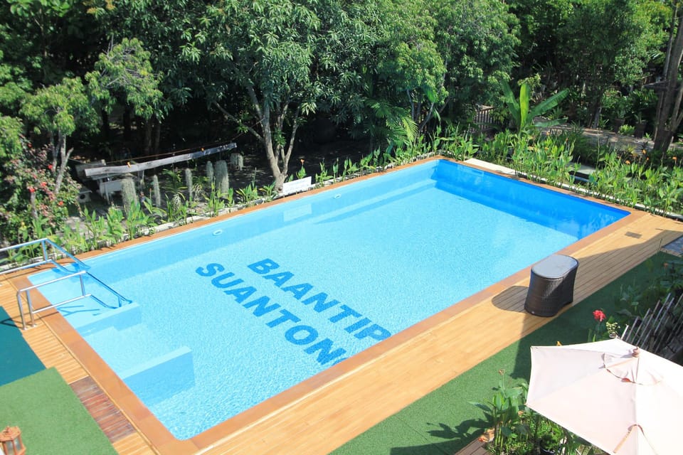 Swimming pool [outdoor]