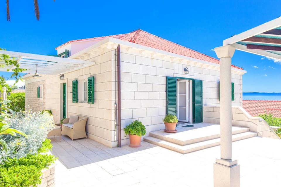 Your Family Oasis by the Sea Villa Mir Vami, heated pool Hotel in Split-Dalmatia County