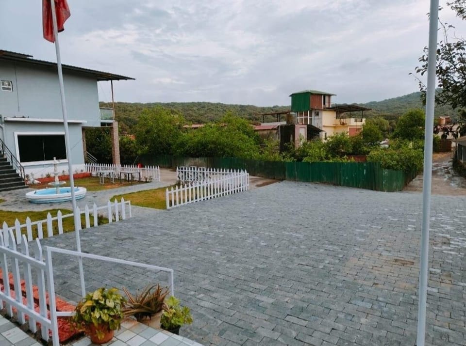 Royal Mini Resort (Tent and Swimming Pool) Hotel in Mahabaleshwar