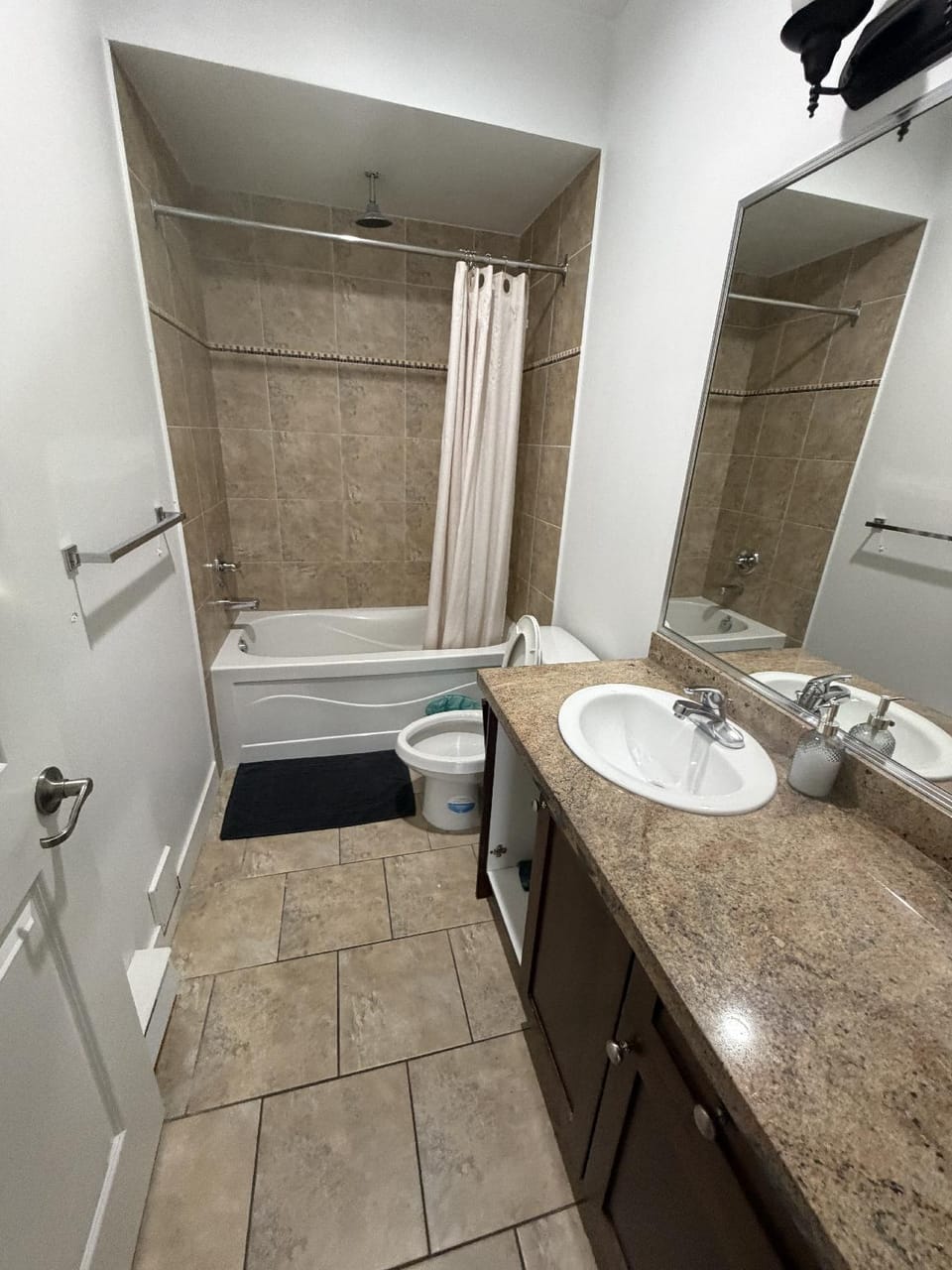 Comfortable 1BR + Den, Central & Calm (201) Apartment hotel in Surrey