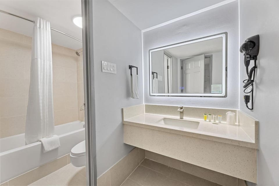Days Inn & Suites by Wyndham Texas City Motel in La Marque
