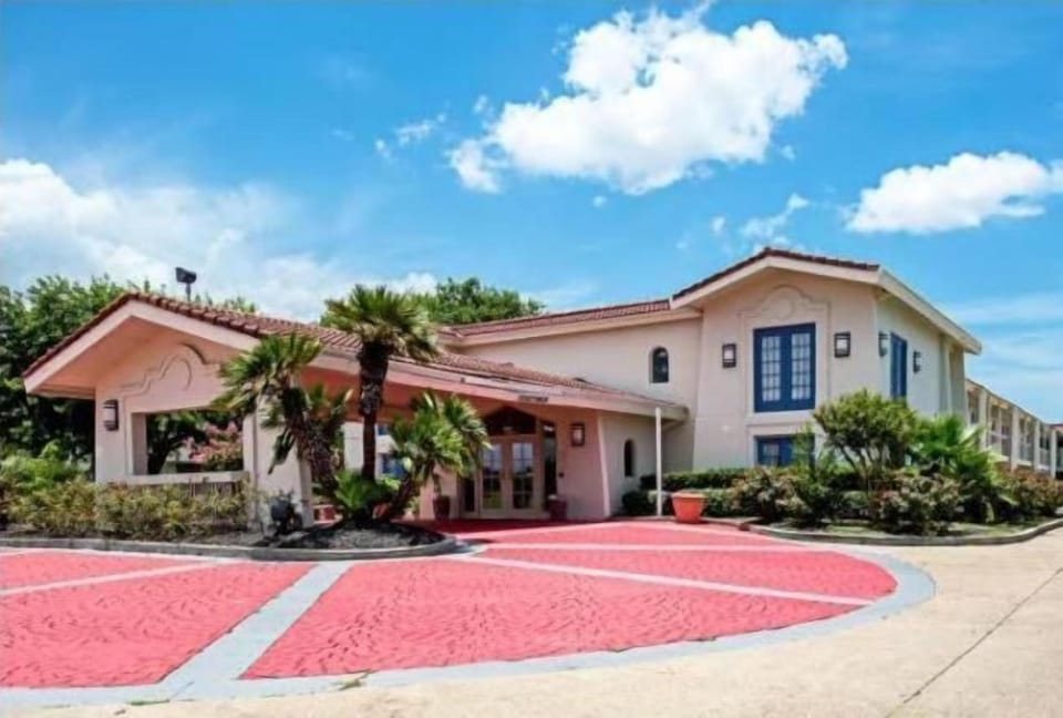 Days Inn & Suites by Wyndham Texas City-Galveston Area Motel in La Marque
