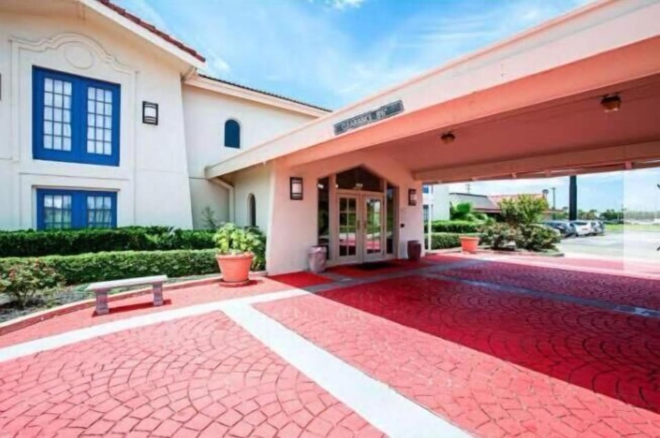 Days Inn & Suites by Wyndham Texas City Motel in La Marque