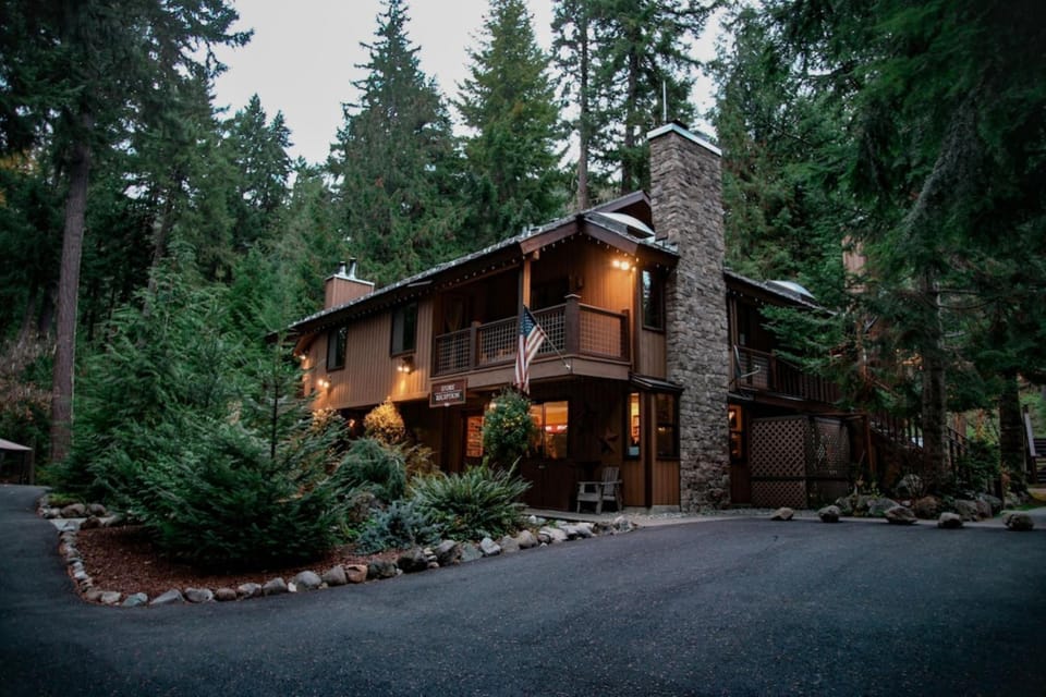 LOGE Alta Crystal Hotel in Washington
