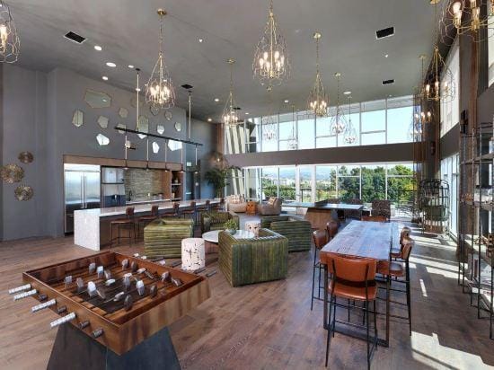 Sunny Getaway 10 Min to Disneyland with Pool & GYM Hotel in Tustin