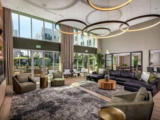 Sunny Getaway 10 Min to Disneyland with Pool & GYM Hotel in Tustin