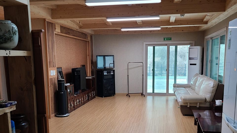 Jecheon Jayeon-i Gitdeun Nongjang Hotel in South Korea