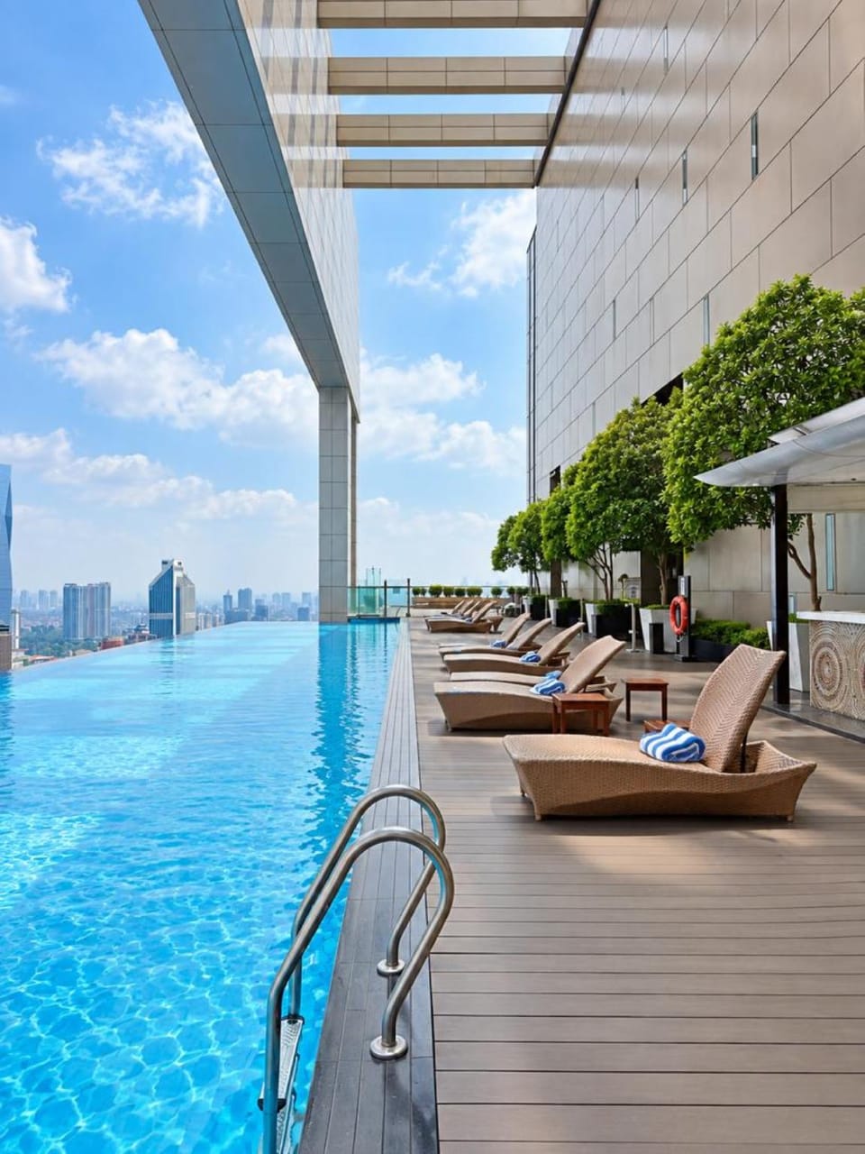 Swimming pool [outdoor]