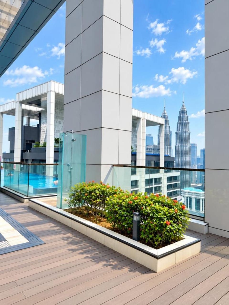 Swimming pool [outdoor]