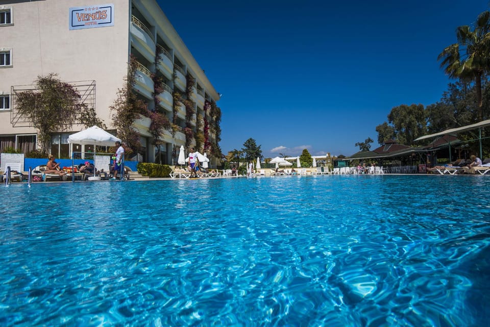 Swimming pool [outdoor]
