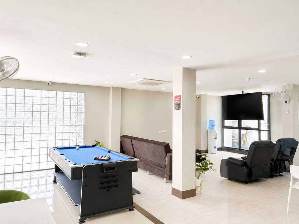 Shared lounge/TV area