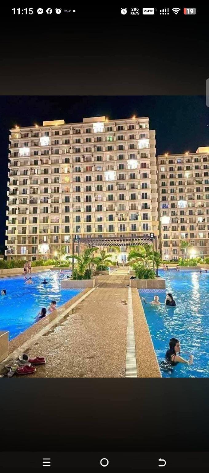 Swimming pool [outdoor]