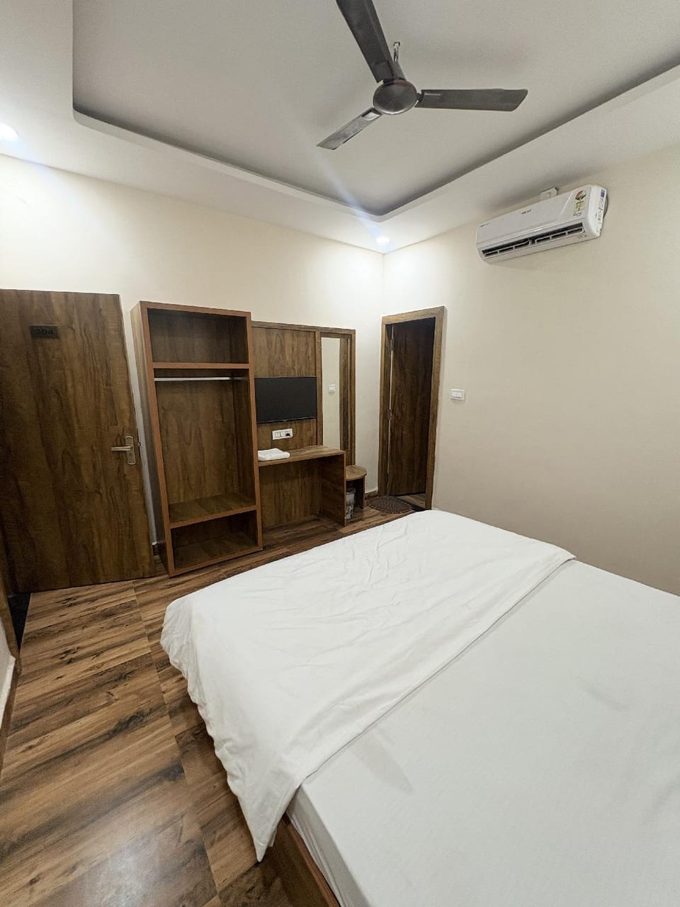 CRYSTAL RESORT & LAWN Hotel in India