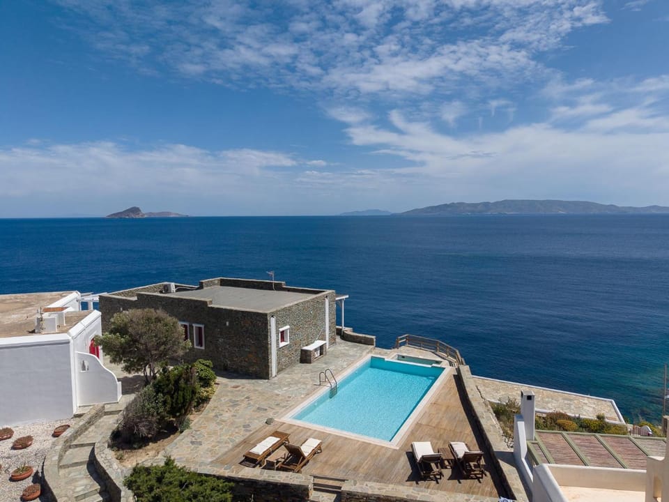 Nalo Suites & Villas Resort in Kea-Kythnos