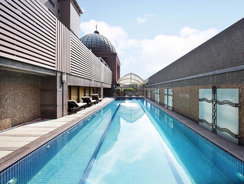 Swimming pool [outdoor]