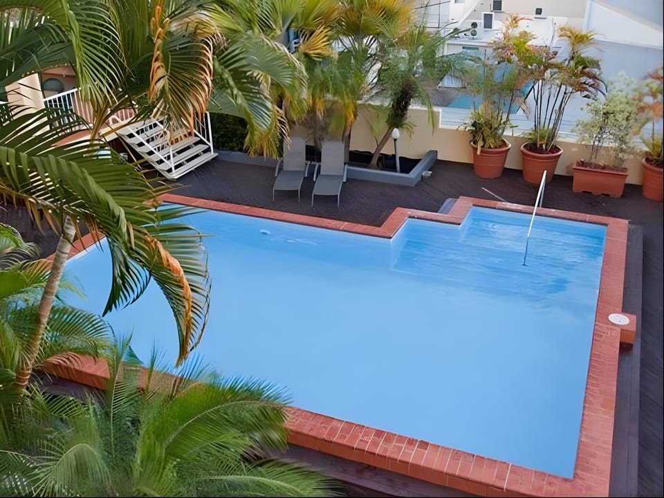 Swimming pool [outdoor]