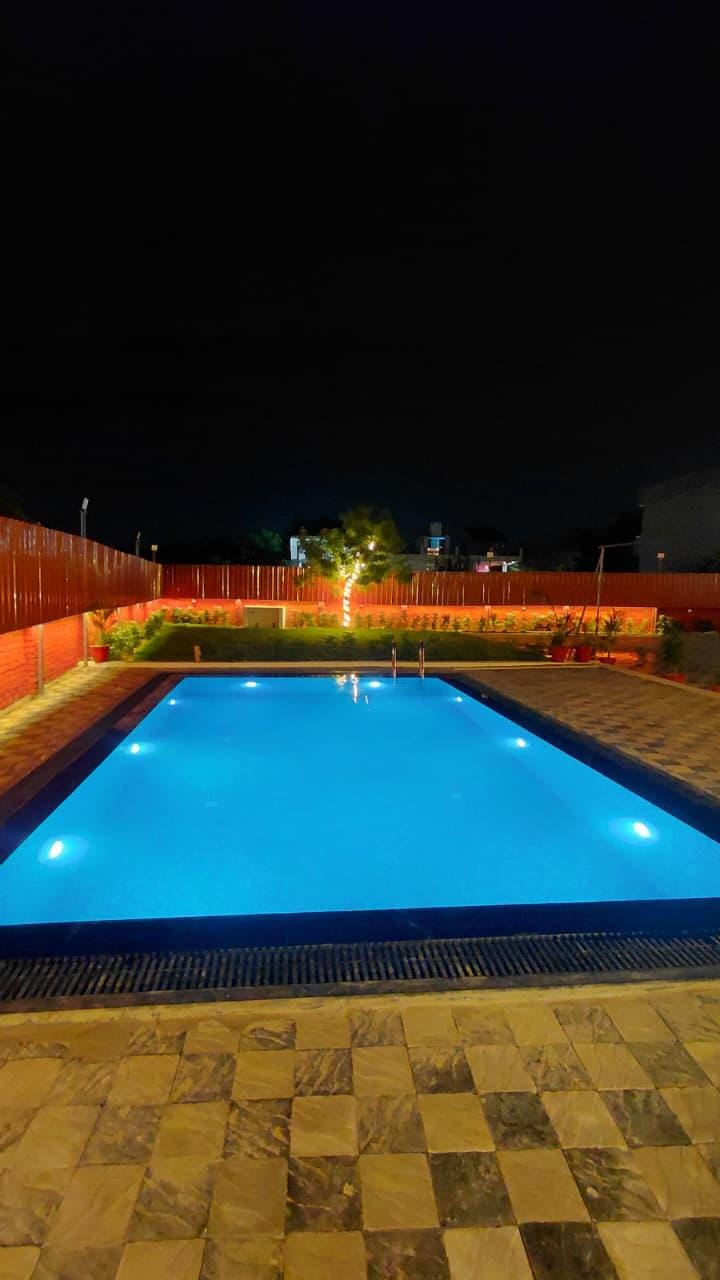 Swimming pool [outdoor]