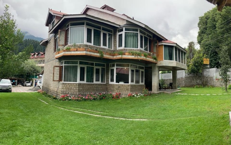 The Red House Hotel in Manali