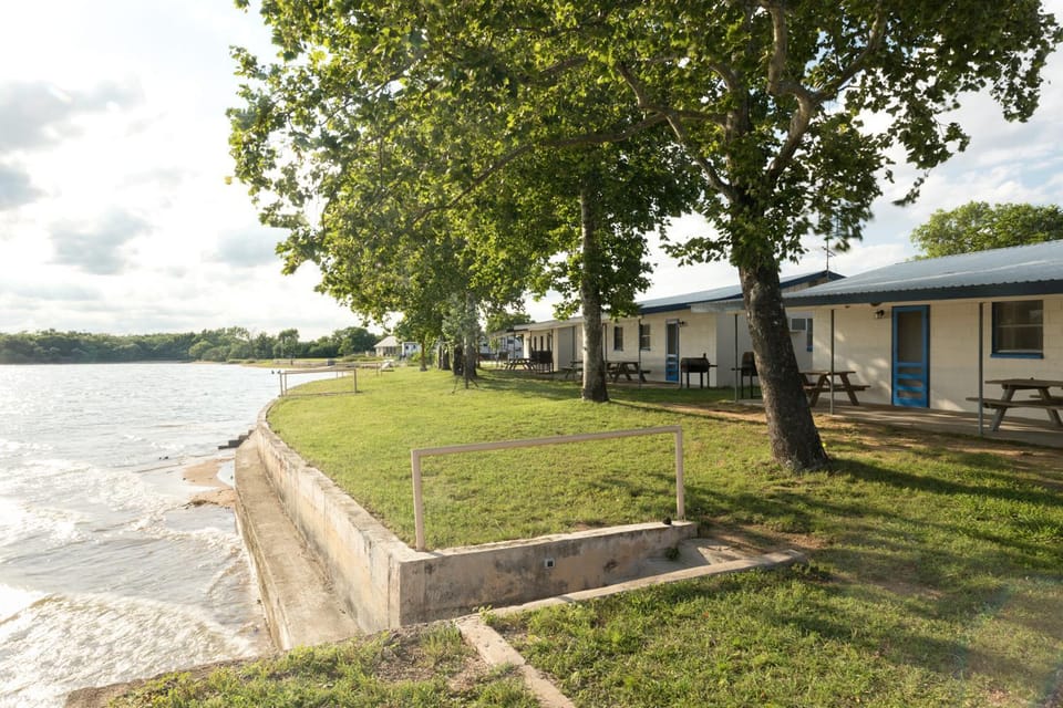 Oasis Lake Buchanan Inn in Lake Buchanan