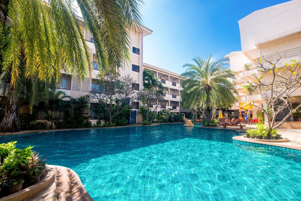 Swimming pool [outdoor]