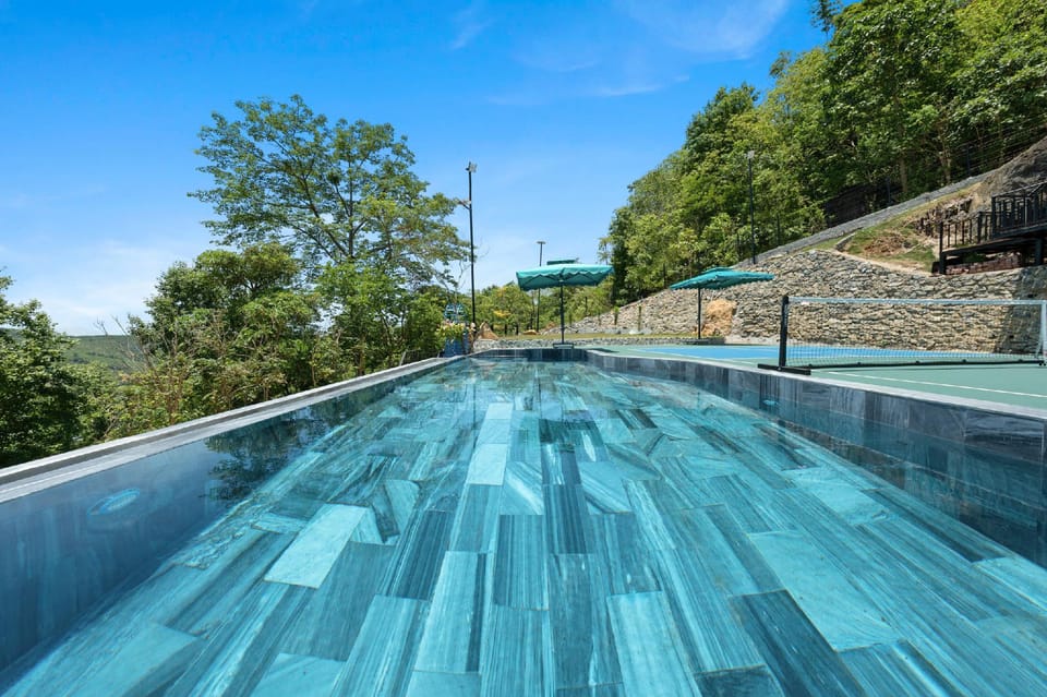 Swimming pool [outdoor]
