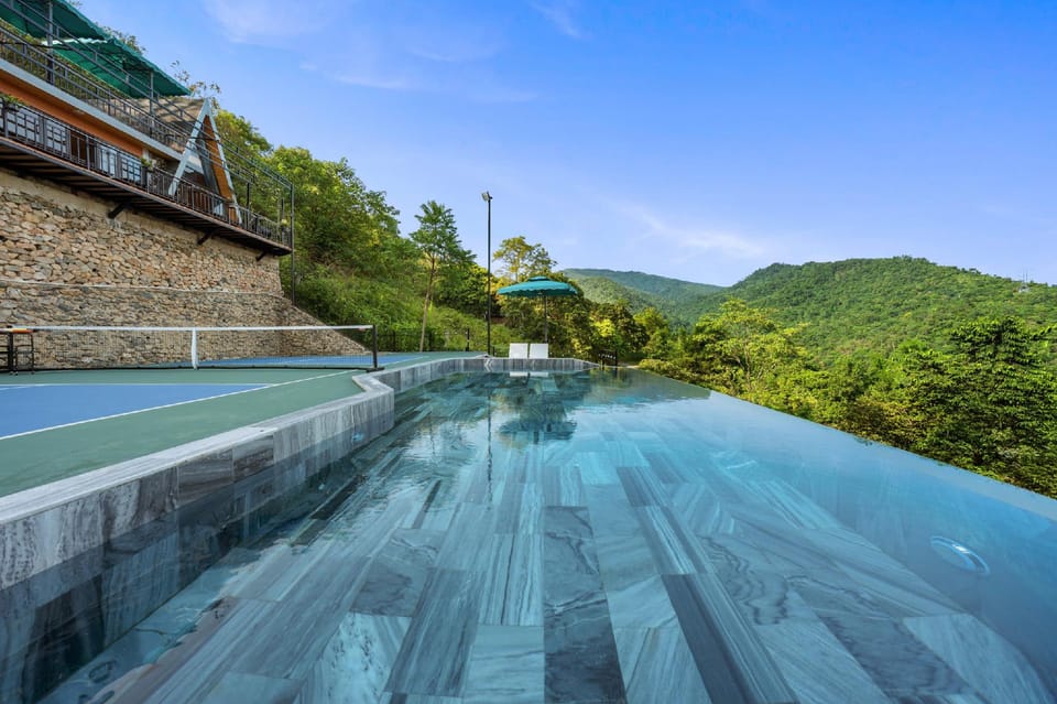 Swimming pool [outdoor]