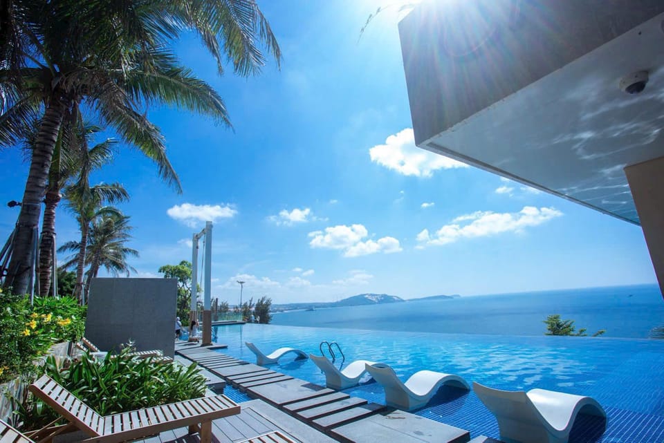 Swimming pool [outdoor]