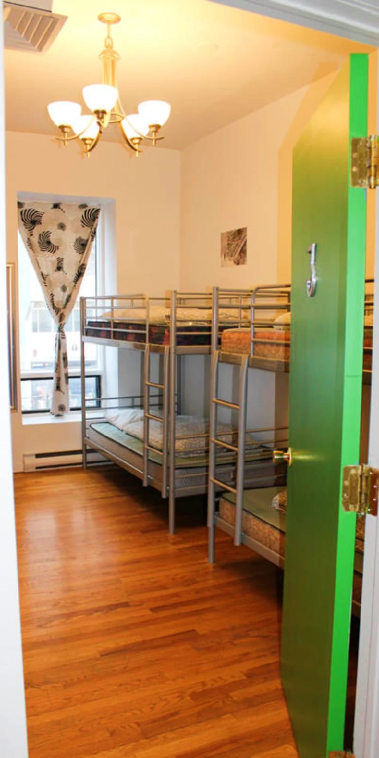 AUBERGE L'APERO HOSTEL Hostel in Montreal