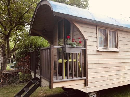 Millygite Chalet-on-wheels by the river Hotel in Île-de-France