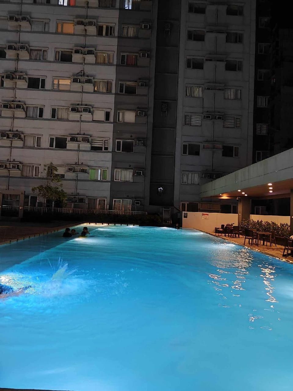 Comfortable condo staycation with pool access  Hotel in Davao City