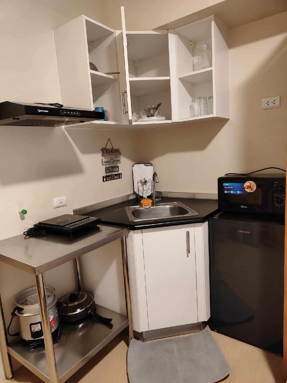 Comfortable condo staycation with pool access  Hotel in Davao City