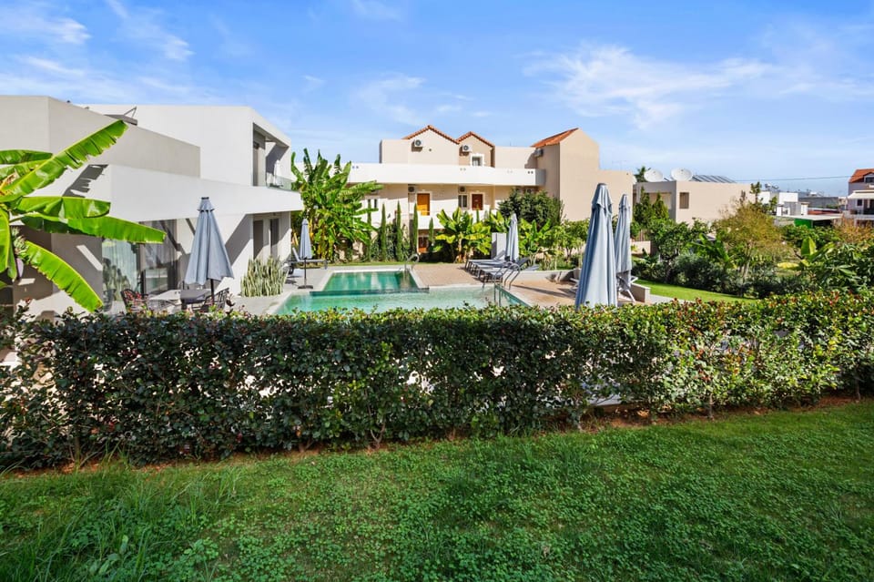 Twins Apartments Hotel in Agia Marina