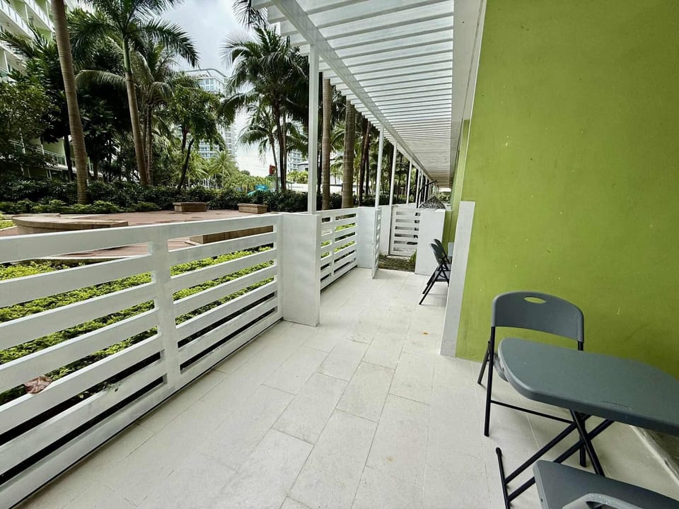 8pax deluxe 2 units 1br Hotel in Paranaque