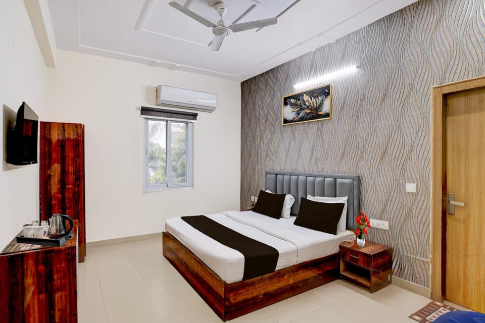 Hotel Palm Paradise Hotel in Noida