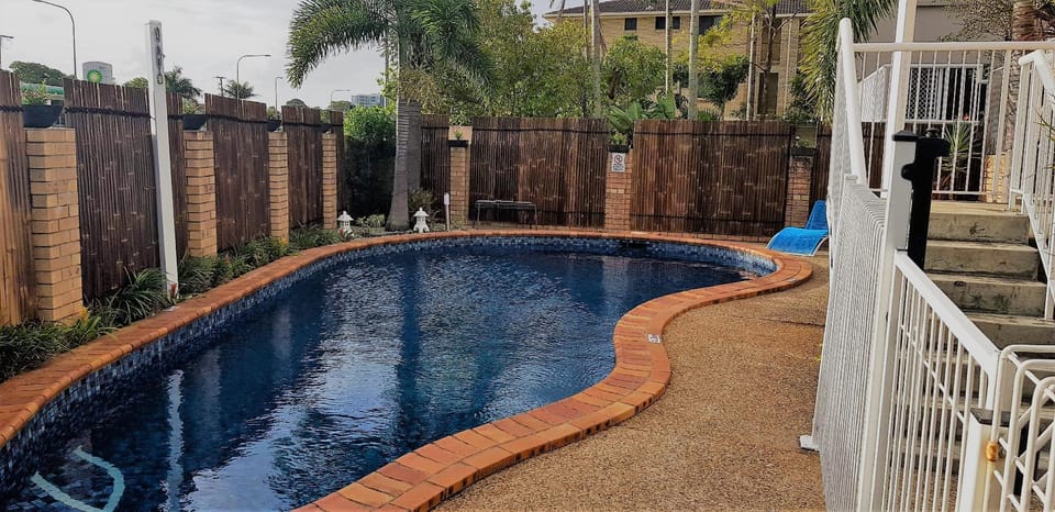 Swimming pool [outdoor]