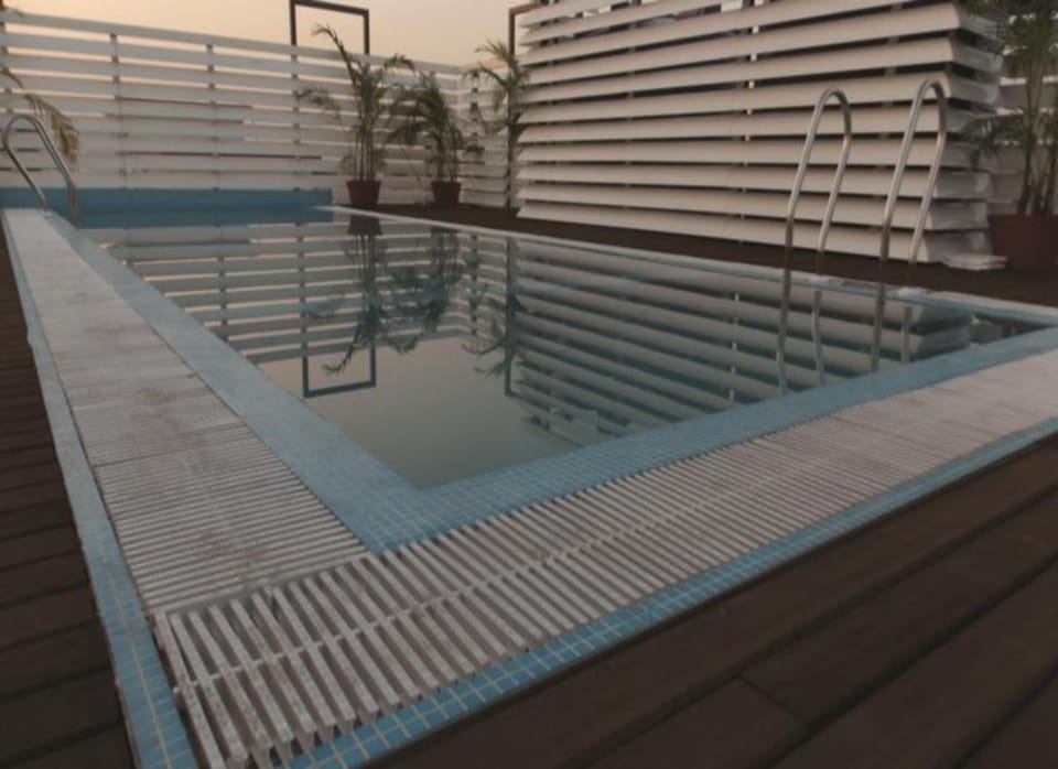 Swimming pool [outdoor]
