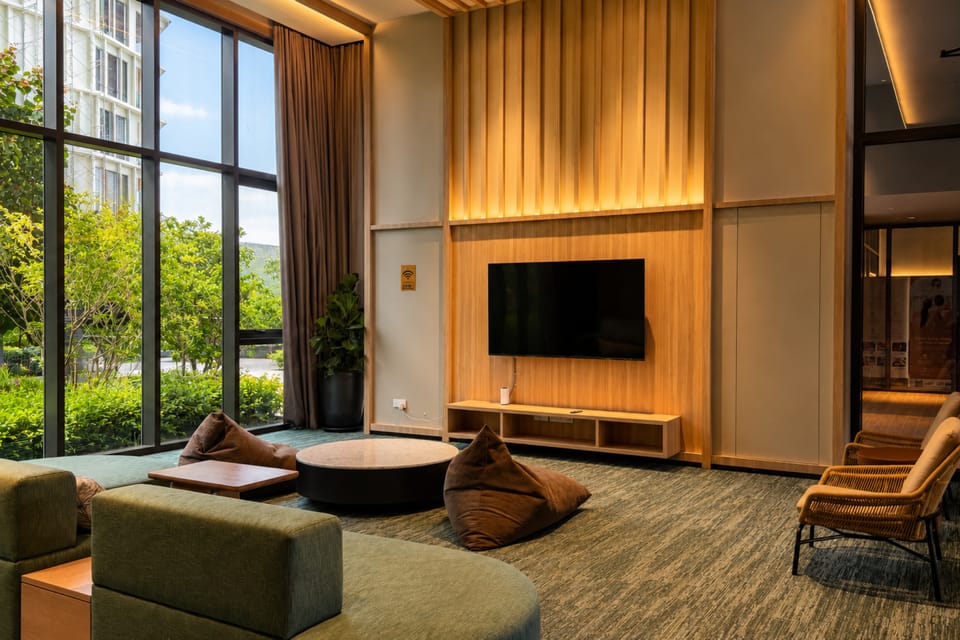 Shared lounge/TV area