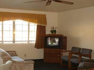 Lake Point Lodge Motel in Clearlake Oaks