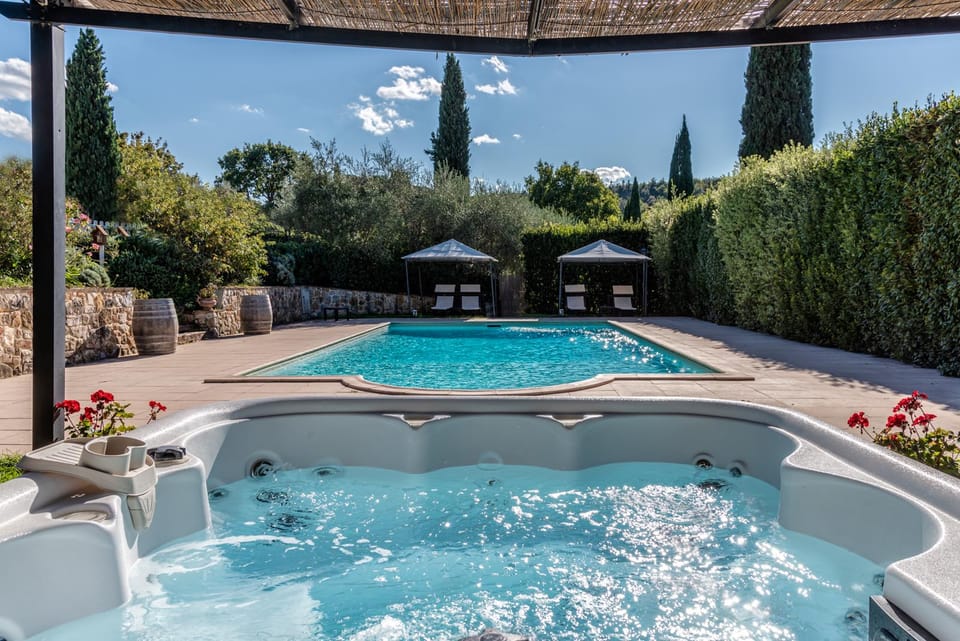 Swimming pool [outdoor]
