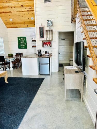 Knotty Squirrel Cabins Hotel in Mountain View