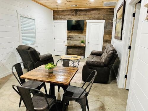 Knotty Squirrel Cabins Hotel in Mountain View