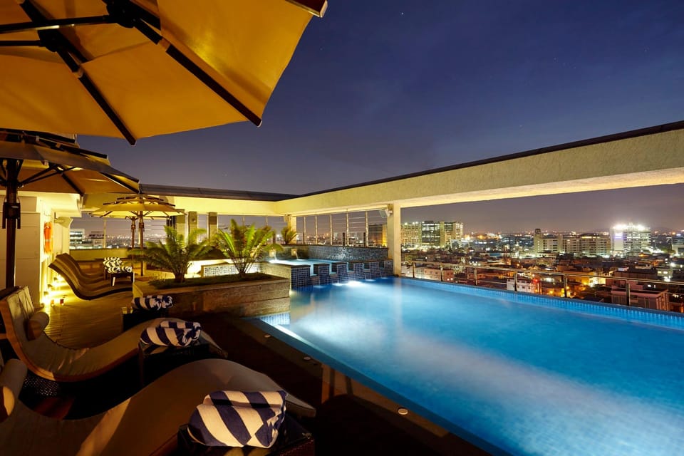 Swimming pool [outdoor]