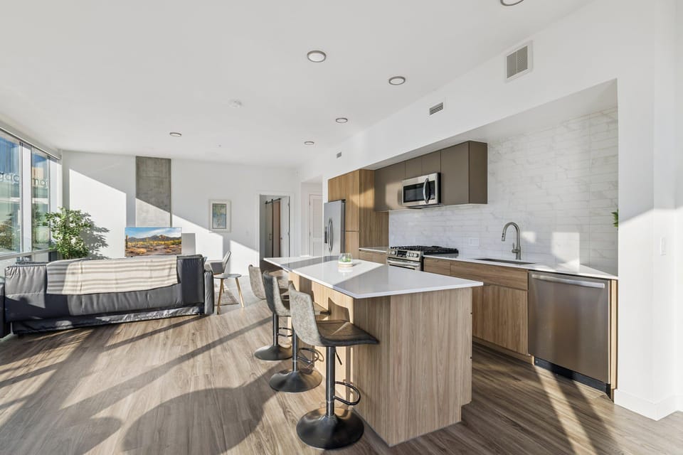 CozySuites Adeline 2BR - gym, pool, valet parking! Apartment hotel in Phoenix